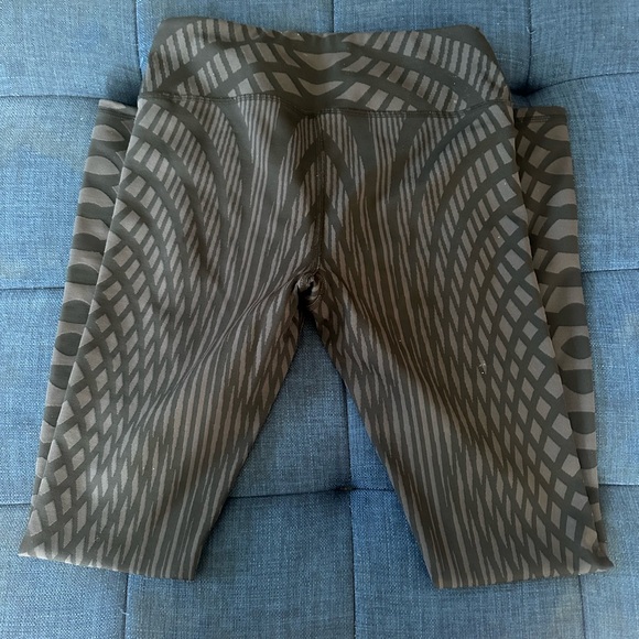 Alo Yoga Leggings - geometric gray and black pattern - Picture 3 of 5